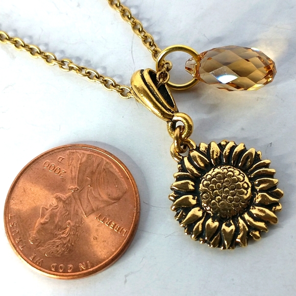 Women's Swarovski crystal necklace - Picture 8 of 9